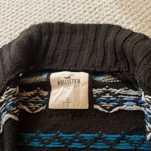 Hollister Short Sleeve Knitted with Geometric Patterns - Picture 2 of 4